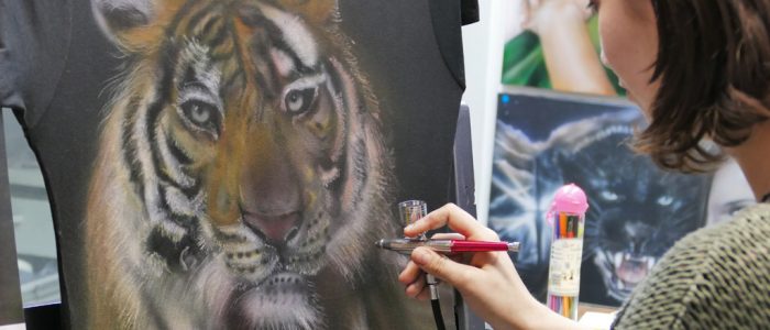 Tigre sur tee-shirt à l'aérographe