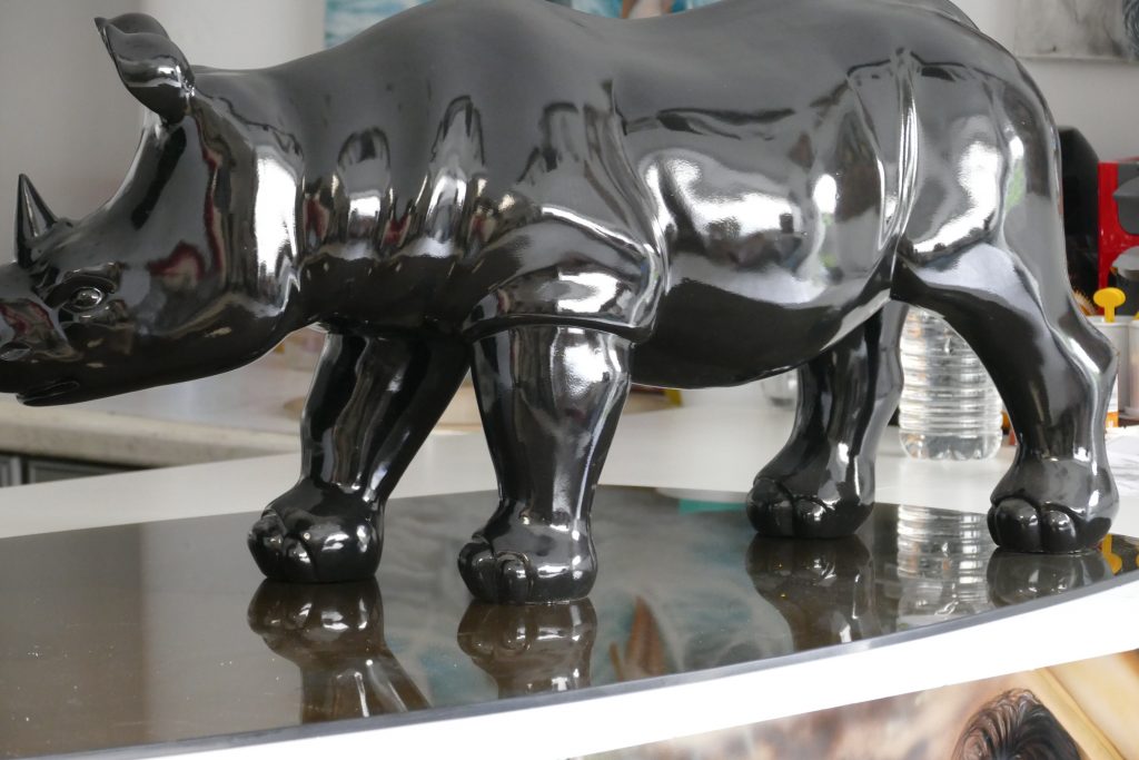 rhinoceros-en-resine-infinytoon-art-desygn-et-decoration-2