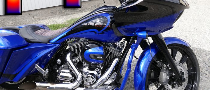 peinture aérographe sur moto Harley Bandes bleues et noir tête de morts plus logos Harley