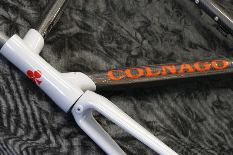 Peinture sur cadre vélo en carbone Raymond Planchat peintre aérographe cours de peinture vente